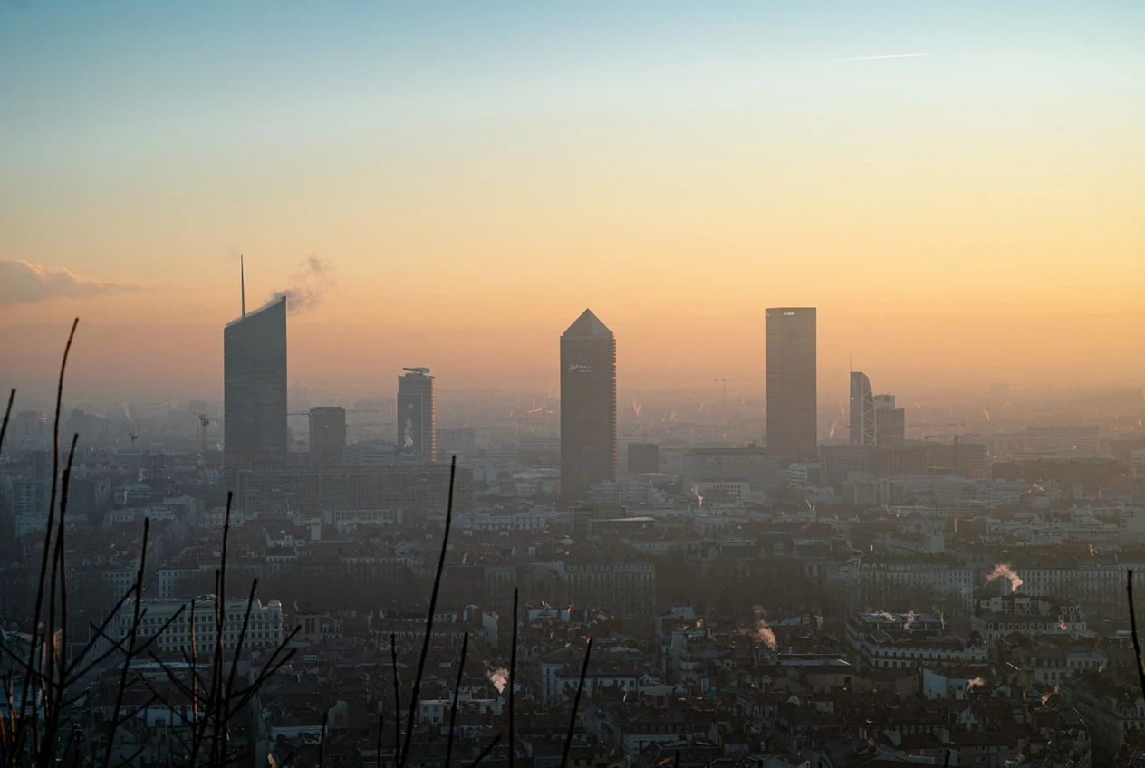 Contaminación ambiental y envejecimiento cutáneo: el enemigo invisible de la piel